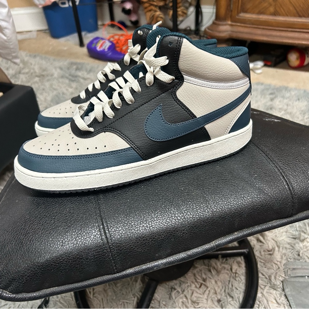 Nike Men's Black and White Mid-Top Sneakers